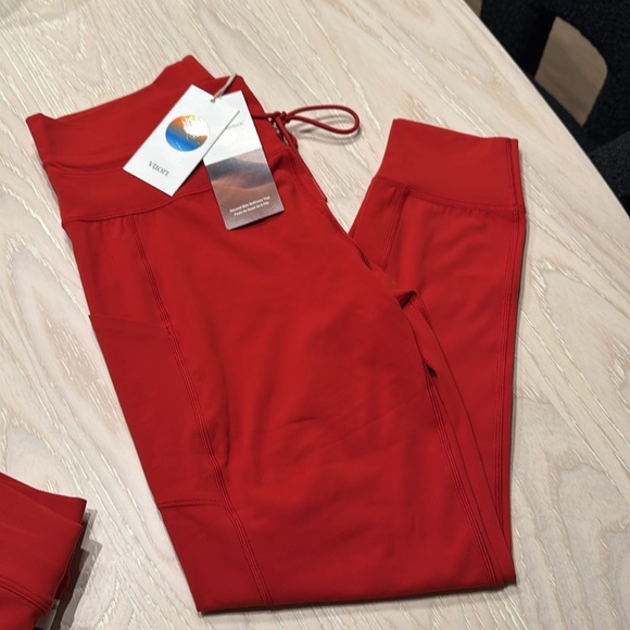 NWT Vuori Daily Pocket Legging in Scarlet -  Size Large - Picture 4 of 5